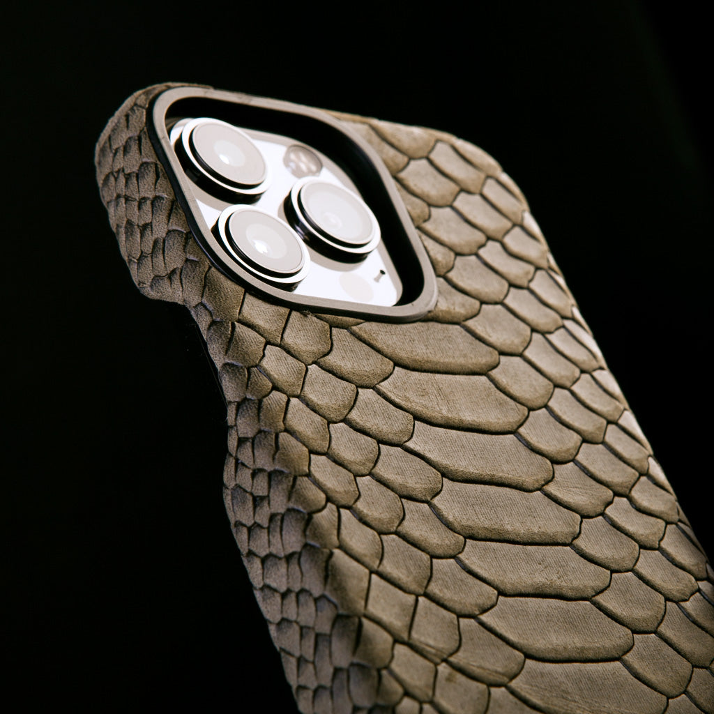 Kobra Grip iPhone 13 Pro Max leather case - Vaja