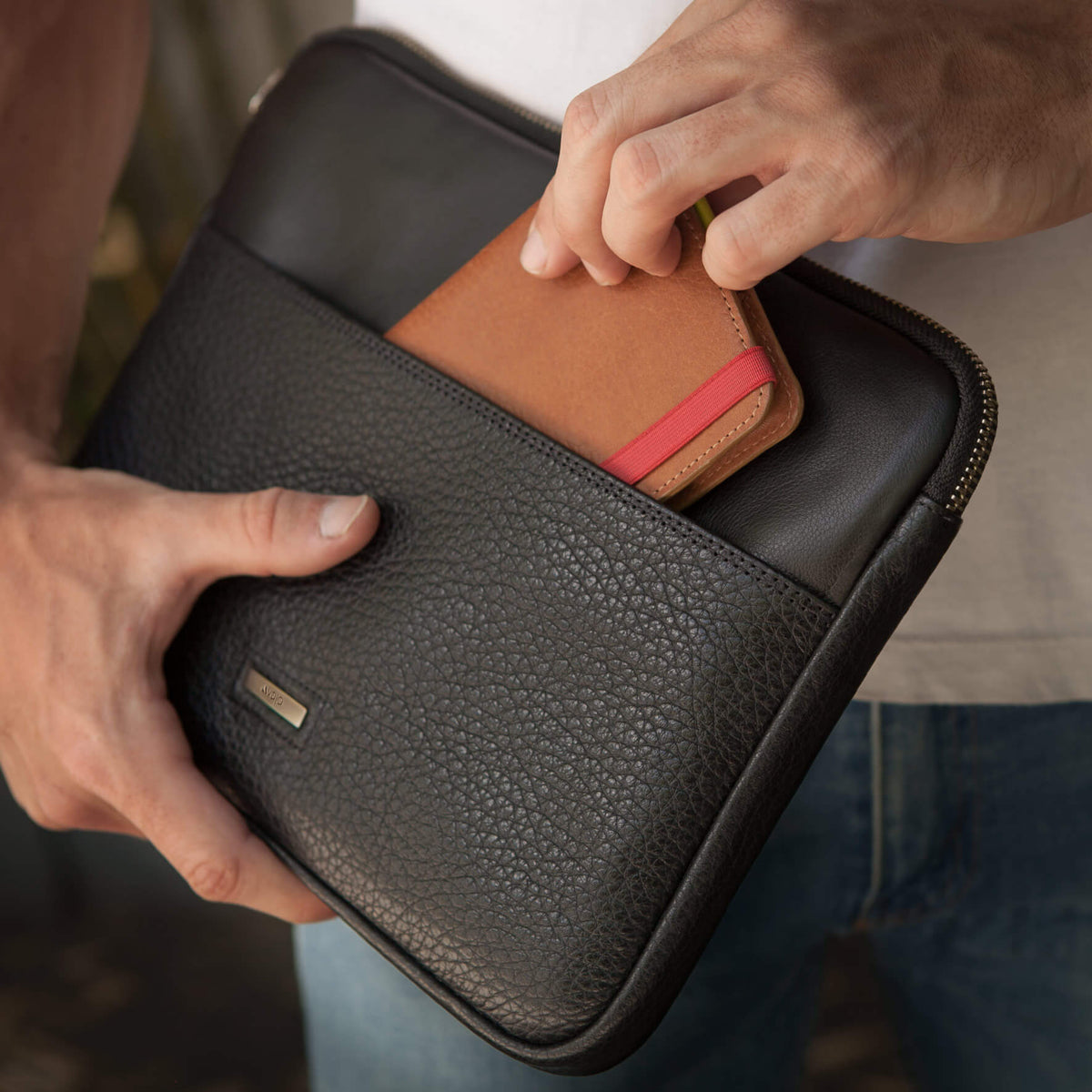 iPad Air (2020) and iPad Pro 11" Zippered Leather Pouch - Vaja